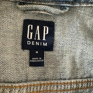 Light-wash GAP denim jacket M Jean Women's classic blue thumbnail 4