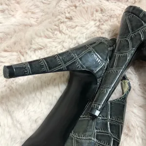Nine West gray faux alligator material heels thumbnail 5