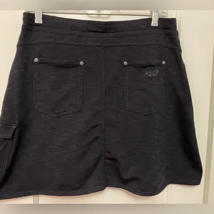medium cargo skort in charcoal. thumbnail 5