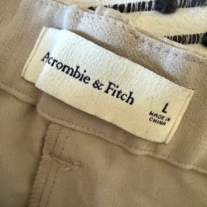 ABERCROMBIE & FITCH Gray High-Waist Beige Pleated Trouser Shorts | Large thumbnail 5
