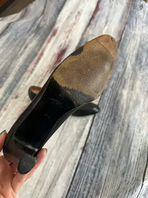 Vintage Gucci Black Leather Mid-Heel Pumps with Gold Monogram Accent thumbnail 6