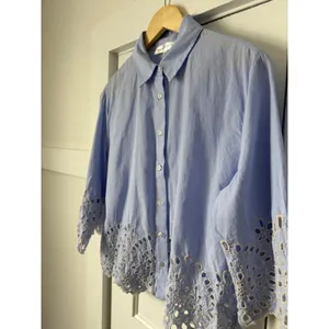 Chelsea & Theodore Light Blue Eyelet Embroidered Cotton Button Up Shirt M thumbnail 12