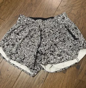 Lululemon Tracker Shorts 4" thumbnail 1