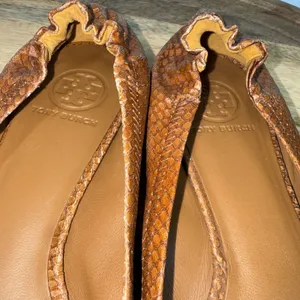 Tory Burch Reva Snake Skin Embossed Ballet Scrunch Flats Logo SZ 8.5 Brown Gold thumbnail 9