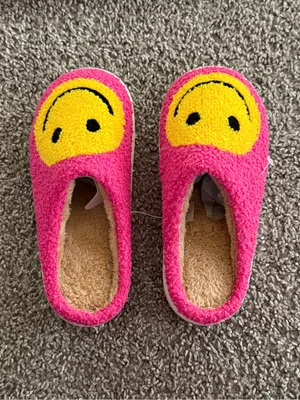 NEW Hot Pink Smiley Face Fuzzy Slippers Women’s S 5-6 Y2K Happy Face Lougewear thumbnail 8