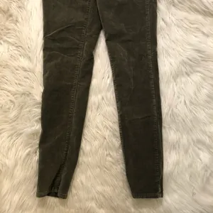 Kensie Jeans Women's Size 4/27 Knockout Skinny Pant Green Corduroy‎ Mid Rise thumbnail 3