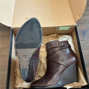 Frye Cece Jodhpur Boots Women’s 9 Dark Brown Used In Box Wedge Bootie Buckle thumbnail 4