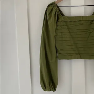 ABERCROMBIE & FITCH Puff Sleeve Pleated Bodice Ruched Crop Top in Green Size M thumbnail 9