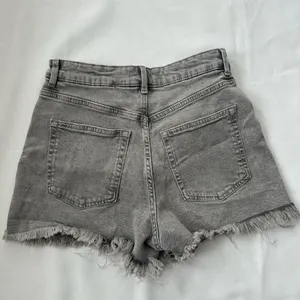 H&M Gray Frayed Hem Jean Shorts size 6 thumbnail 2