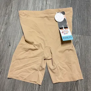 Assets by Spanx Shaping Mid Thigh Short thumbnail 1