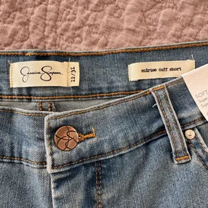 Jessica Simpson NWT Midrise Cuff Shorts in Light Denim Wash thumbnail 4