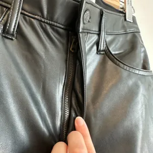 Abercrombie | '90s Straight Ultra High Rise Curve Love Faux Leather Pants thumbnail 6