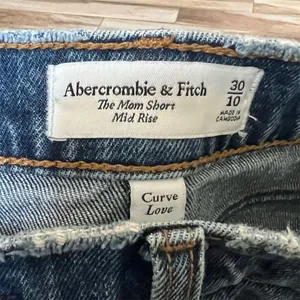 Abercrombie & Fitch Women's Curve Love Denim Cutoff Shorts Size 30 Blue thumbnail 8
