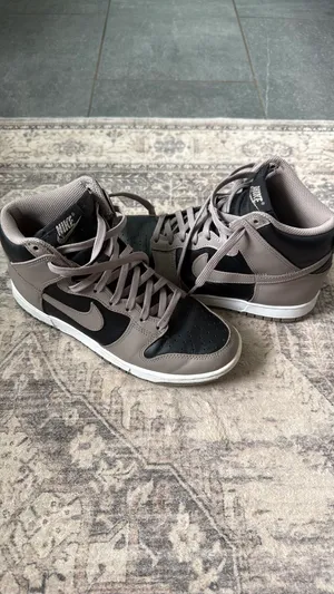 Nike Women’s Dunk High Moon Fossil thumbnail 3