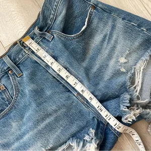 Levis 501 High Rise Button Fly Distressed Denim Shorts Medium Wash (size 30) thumbnail 5