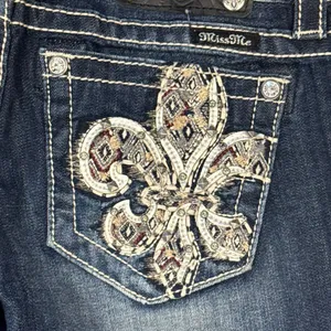 Miss Me Jeans – Size 29 – Bootcut with Embroidered Fleur-de-Lis Pockets thumbnail 5