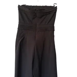 Evereve Peyton Jensen Black Strapless‎ Wide Leg Jumpsuit Pleated Waist Stretch Size M thumbnail 5