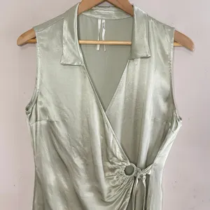 NWT‎ ANTHROPOLOGIE Iridescent Satin Wrap Top, Small, Metallic Sleeveless Ruched thumbnail 4