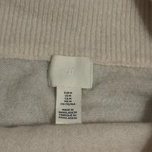 Women’s H&M Light Cream White Casual Long Sleeve Sweater thumbnail 4