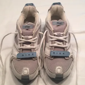 Women’s Nike Air Sneakers-Size 7 thumbnail 2