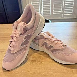 New Balance 977R Unisex Pink‎ Suede RETRO Sneakers NWOB thumbnail 5