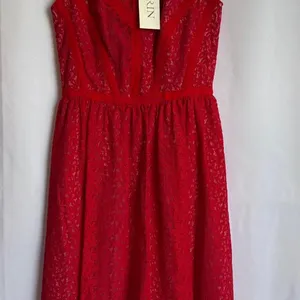 Erin Fetherstone‎ NWT Red Lace Dress with zipper back Women Size 2 thumbnail 6