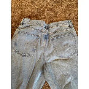 UNIQLO Women's Light Wash High/Mid-Rise Straight Leg Denim Jeans Classic Mom thumbnail 5