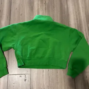 aritzia tna cropped sweatshirt 1/2 zip sweatshirt thumbnail 4