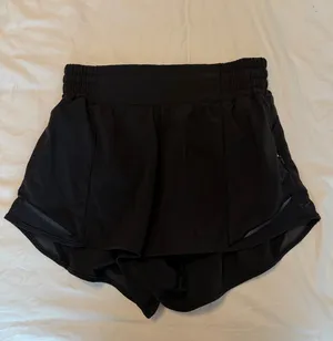 Hotty Hot Low-Rise Lined Shorts Lululemon 2.5" thumbnail 2