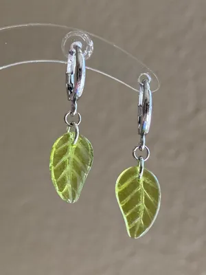 Handmade fairy forest vintage retro aesthetic style simple Czech glass leaf dangle earrings🍃💚 thumbnail 4