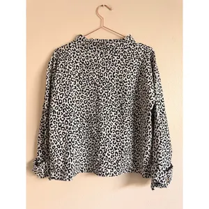 Ann‎ Taylor Top Women Small Black White Leopard Print Mock Neck Button Cuff Chic thumbnail 2
