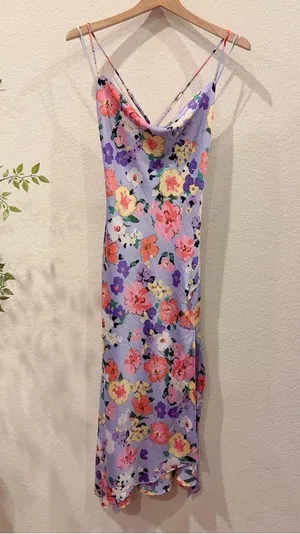 ASTR Gaia Draped Collar Satin Midi Dress in Periwinkle Floral Size Small NWT thumbnail 4