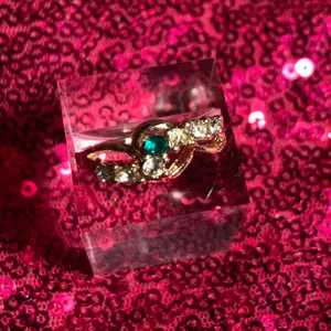 Boutique Womens Ring Size 7 Gold Jewelry Emerald Green Crystal Silver Encrusted Bling Y2K thumbnail 3