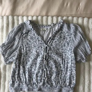 American Eagle Light Blue Floral & Stripe Short-Sleeve Peasant Top thumbnail 2