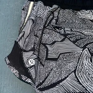 Lululemon Hotty Hot Shorts 2.5” Dottie Tribe White Black Size 4 thumbnail 5
