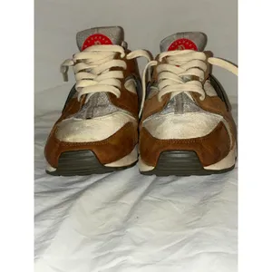 Stüssy x Nike Air Huarache LE "Desert Oak" 2021 - DD1381-200 Size 7.5 thumbnail 2