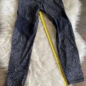 Alo Varley Leggings - elephant Print NWOT SIZE SMALL thumbnail 3