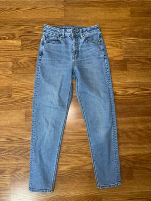 Adorable American Eagle Mom Jeans thumbnail 3
