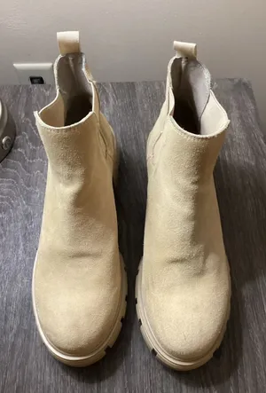 Steve Madden Howler Suede Lug Sole Chelsea Ankle Booties Taupe Size 9.5 thumbnail 1
