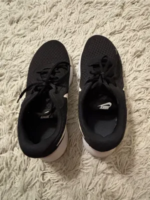 Nike Tanjun Sneakers Women’s Black & White Athletic Running Shoes Size 6.5 thumbnail 2