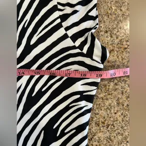 White House Black Market Zebra Print Top L Exposed Zipper Stretch Lined Blouse thumbnail 3