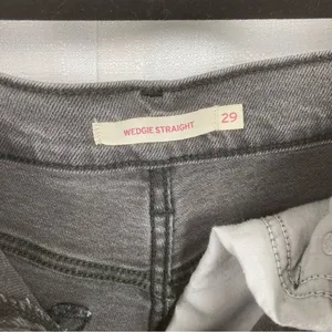 Levi’s Gray Wash Raw Hem Wedgie Straight Jeans Sz.29 thumbnail 6