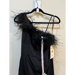 Mac Duggal 68456 Black One Shoulder Feather Trim Gown Size 6 Maxi Dress thumbnail 5