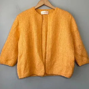 Saks Fifth Avenue Sweater Shrug Size M L Peachy Cropped Cardigan 60s 70s Pin Up thumbnail 1