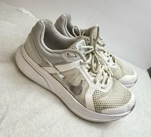 Nike Damskie buty do biegania Run Swift 2 Jasnobrązowe złoto Białe Women’s 6.5 thumbnail 1