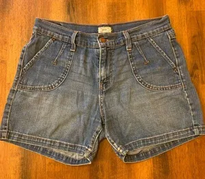 Levi’s 515 shorts size 8 Light blue wash some stretch detailed front pockets thumbnail 1