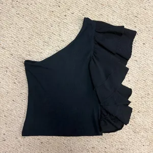 NWT By Anthropologie Ruffled One-Shoulder Top in Black Women’s Size Small thumbnail 4