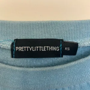 PrettyLittleThing Sweatshirt Womens XS Blue Excellent Graphic Logo Pullover thumbnail 2