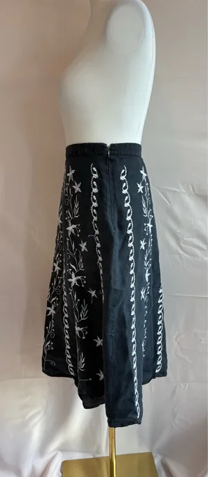 Lucy & Laurel Women's Black Linen A-Line Skirt with White Floral Embroidery Size thumbnail 3