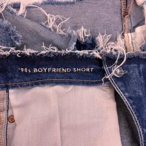 American Eagle Stretch 90s Boyfriend Denim Shorts Frayed Waist High Rise Size 10 thumbnail 7